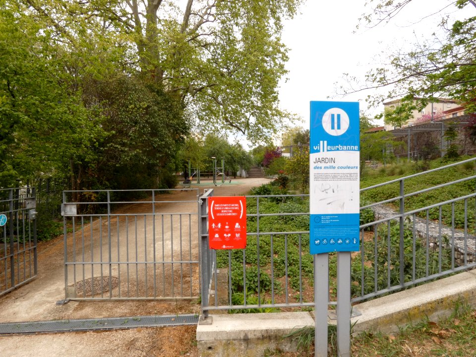 Villeurbanne - Rue Pierre Baratin - Entrée du jardin des Mille Couleurs