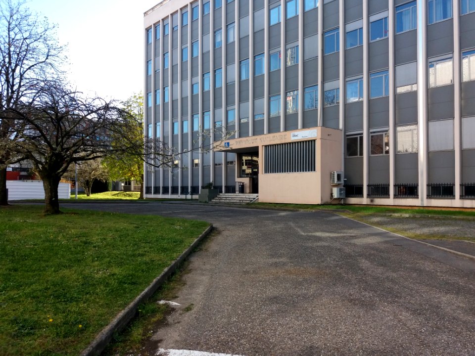 Villeurbanne - Rue Enrico Fermi - Bâtiment Paul Dirac au numéro 4, physique nucléaire