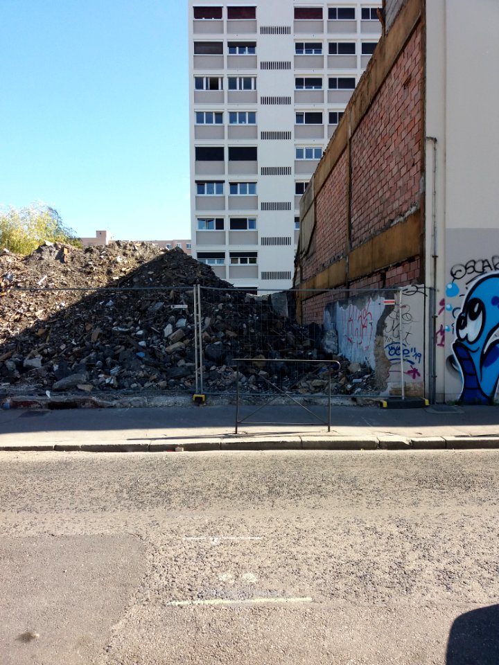 Villeurbanne - Rue Léon Chomel, mur arrière du magasin Monoprix