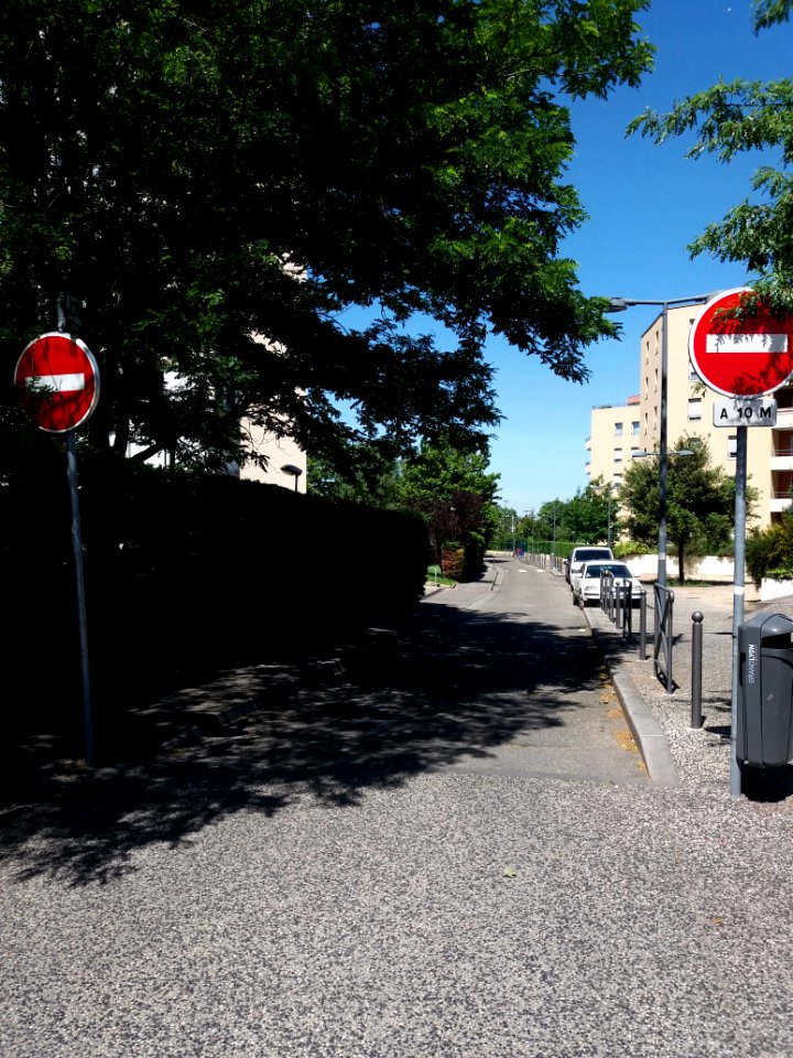 Villeurbanne - Rue Bernard Lecache, depuis la rue du Cimetière