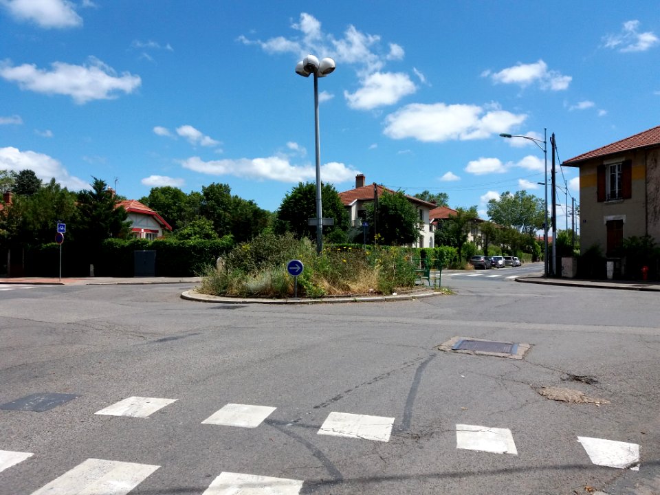 Villeurbanne - Rue Alfred de Musset, vers l'est, à l'intersection avec la rue de la Poudrette