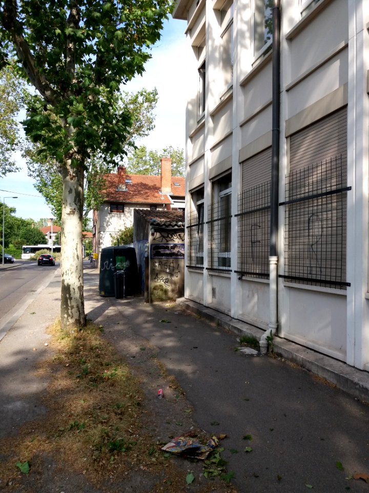 Villeurbanne - Rue Alfred de Musset, L'Autre Soie, mur et maisons attenantes (côté rue de la Poudrette)