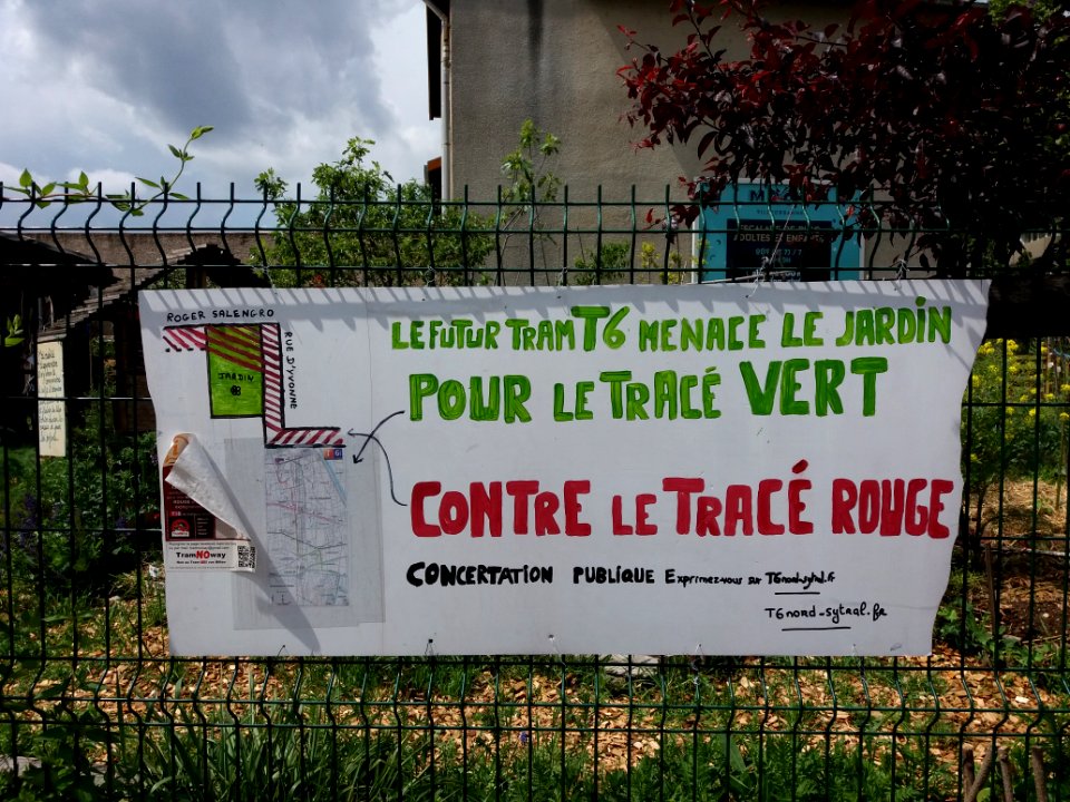 Villeurbanne - Rue Yvonne - Affiche anti-tramway T6 devant le jardin d'Yvonne