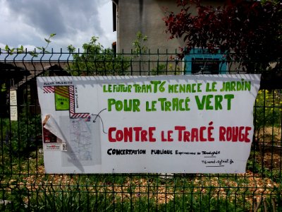 Villeurbanne - Rue Yvonne - Affiche anti-tramway T6 devant le jardin d'Yvonne
