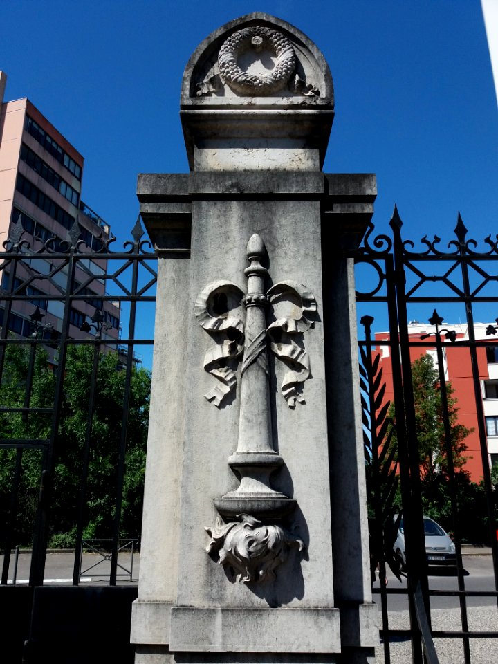 Villeurbanne - Rue du Cimetière - Ancien cimetière - Pilier du portail d'entrée, côté intérieur
