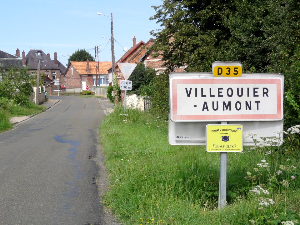 Villequier-Aumont (Aisne) city limit sign