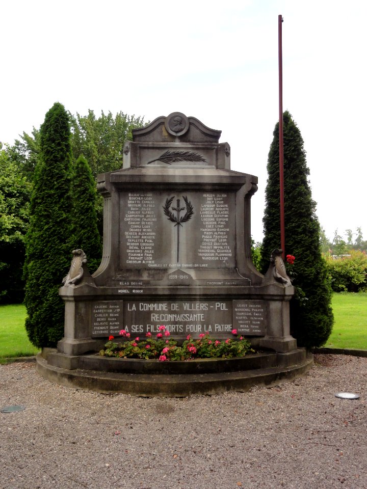 Villers-Pol (Nord, Fr) monument aux morts