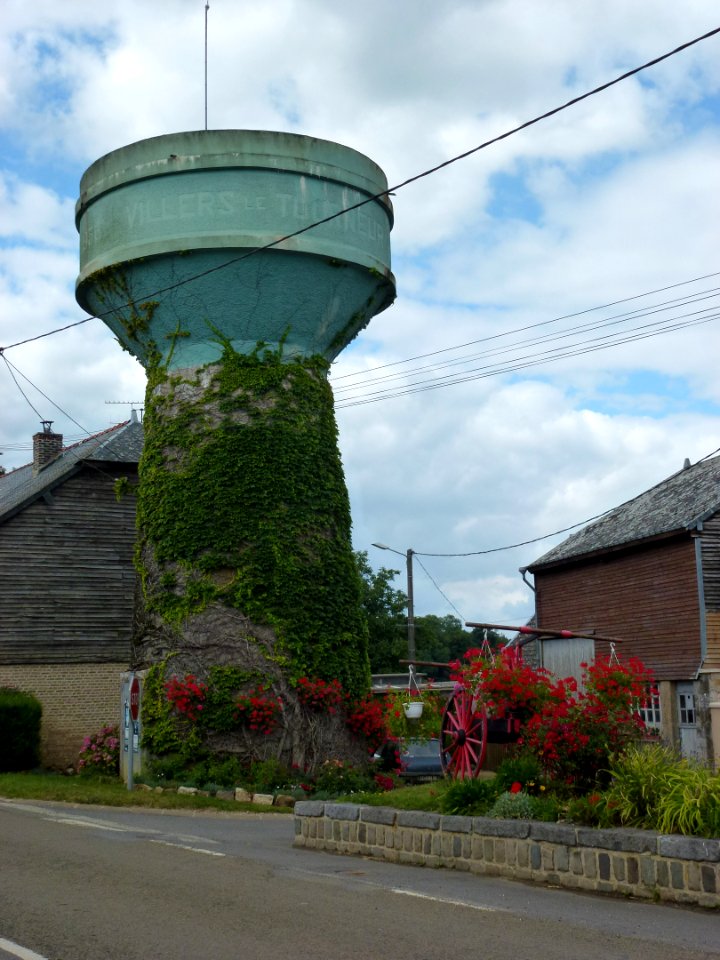Villers-le-Tourneur (Ardennes) château d'eau