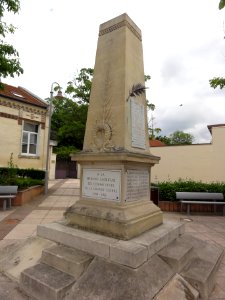 Villers-Saint-Paul (Oise) Monument aux morts