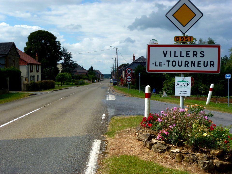 Villers-le-Tourneur (Ardennes) city limit sign