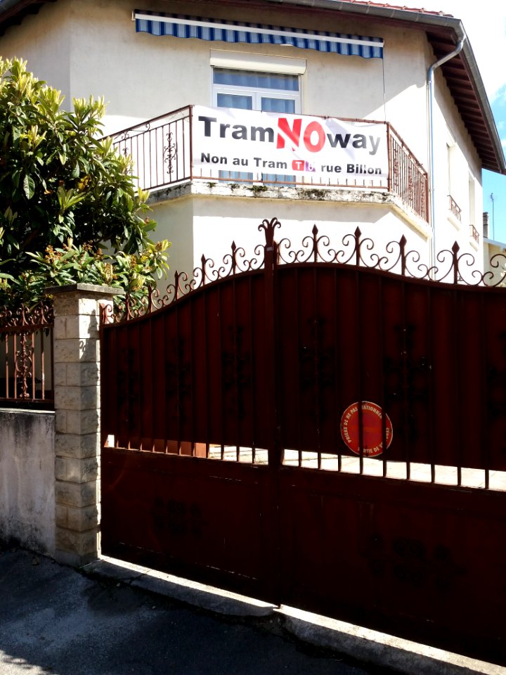 Villeurbanne - Rue Billon - Banderole de protestation contre le possible passage de l'extension du tramway T6, tram No way