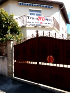 Villeurbanne - Rue Billon - Banderole de protestation contre le possible passage de l'extension du tramway T6, tram No way