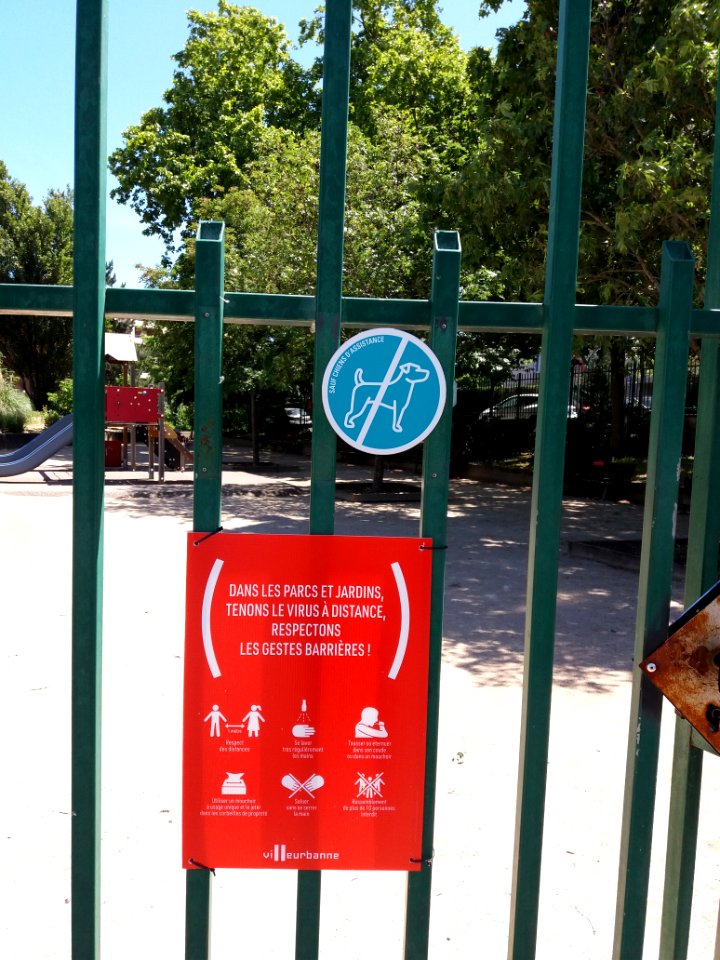 Villeurbanne - Jardin de l'Embellie, panneaux d'interdiction aux chiens et pour les gestes barrière