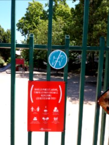Villeurbanne - Jardin de l'Embellie, panneaux d'interdiction aux chiens et pour les gestes barrière