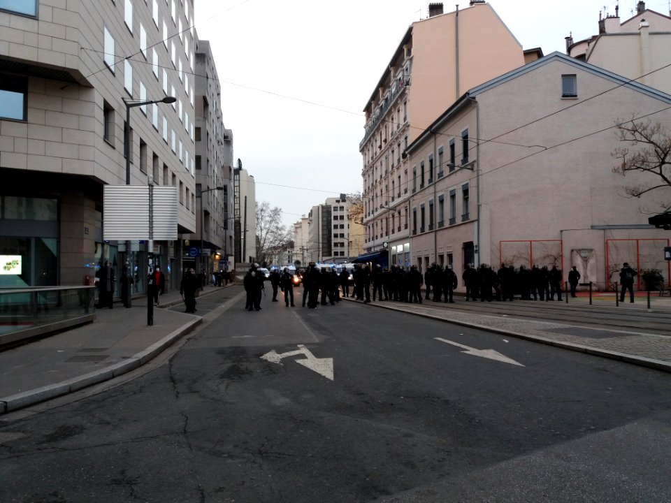 Villeurbanne - Cours Émile Zola - Policiers bloquant le passage des manifestants au niveau de la place Charpennes - Charles Hernu
