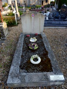Villez-sur-le-Neubourg (Eure, Fr) tombe de guerre français