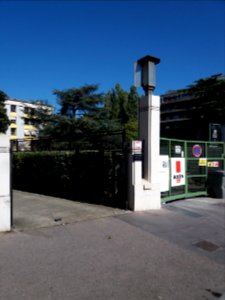Villeurbanne - Cours Émile Zola, pilier avec éclairage au numéro 153