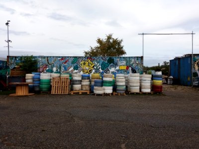 Villeurbanne - Les Puces du Canal - Empilements de pneus