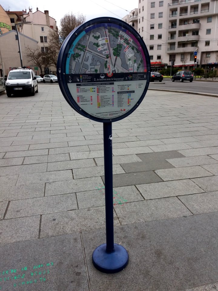 Villeurbanne - Place Charles Hernu, gouvernail d'orientation