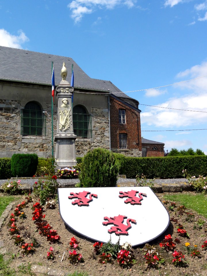 Villers-Sire-Nicole (Nord, Fr) monument aux morts