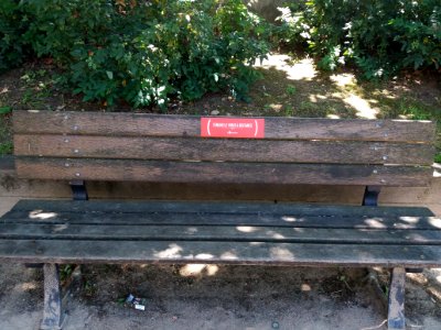 Villeurbanne - Jardin de l'Embellie, banc avec inscription Tenons le virus à distance
