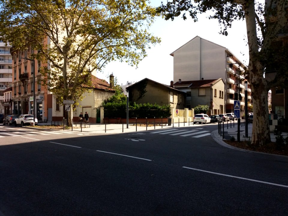 Villeurbanne - Cours Émile Zola, maisons à l'angle de la rue Magenta