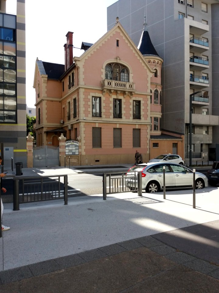 Villeurbanne - Cours Émile Zola, immeuble au numéro 96