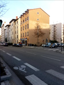 Villeurbanne - Cours Émile Zola - Immeuble surélevé