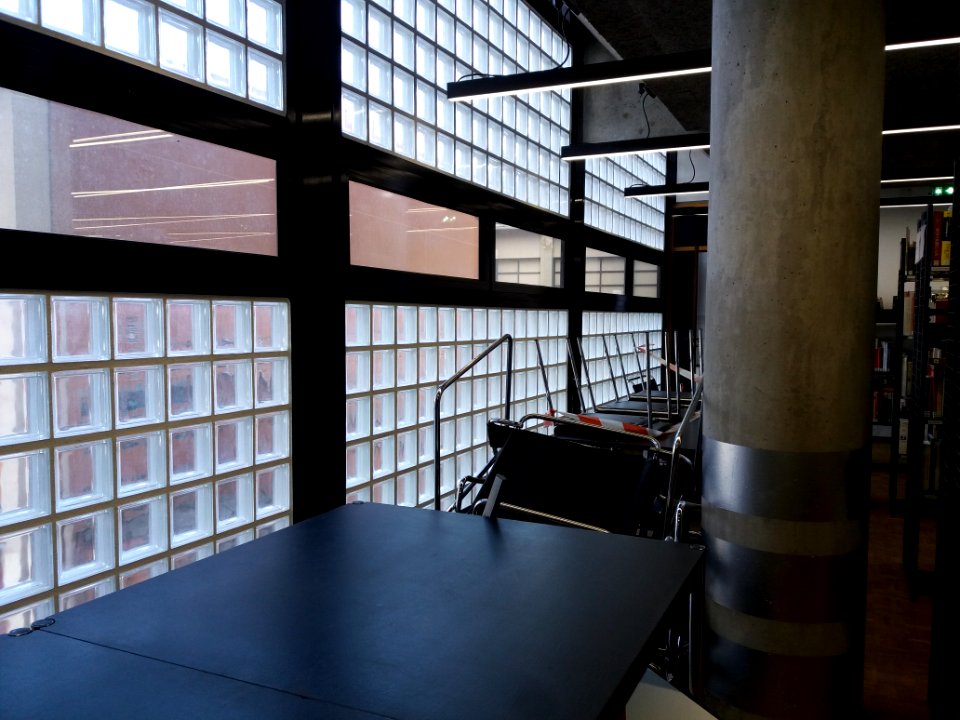 Villeurbanne - Maison du livre, de l'image et du son - Tables condamnées pendant la Covid-19