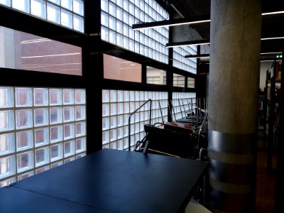 Villeurbanne - Maison du livre, de l'image et du son - Tables condamnées pendant la Covid-19