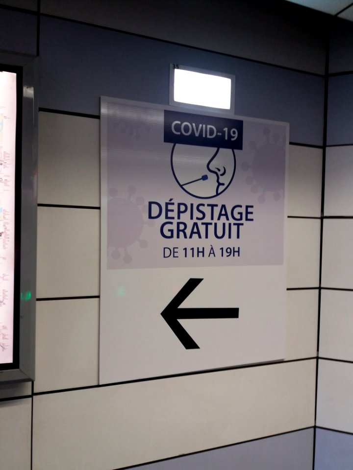 Villeurbanne - Place Charles Hernu - Dépistage gratuit Covid-19 - Affiche dans le métro