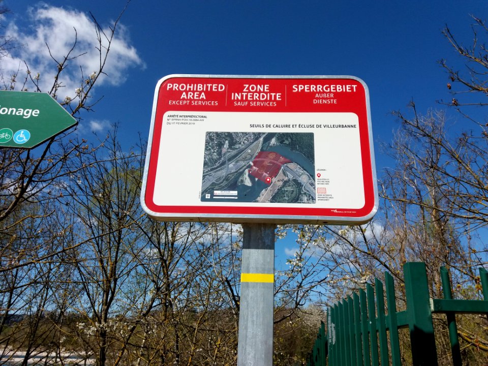 Villeurbanne - Parc de la Feyssine - Panneau des zones interdites autour des seuils