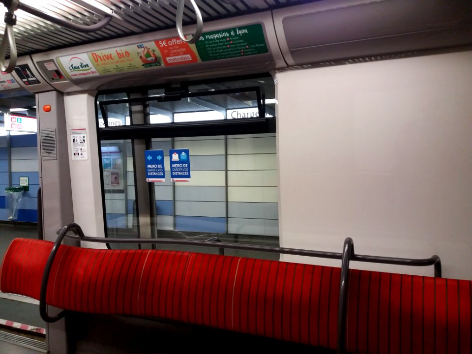 Villeurbanne - Métro ligne A - Station Charpennes - Déconfinement 2020, affiches merci de garder vos distances