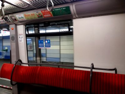 Villeurbanne - Métro ligne A - Station Charpennes - Déconfinement 2020, affiches merci de garder vos distances