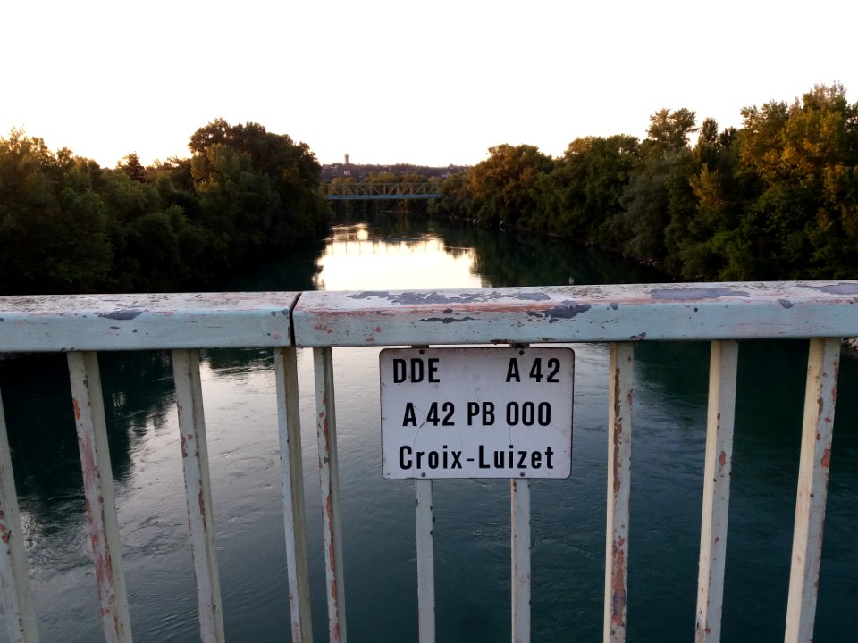 Villeurbanne - Pont de Croix-Luizet - Vue sur le canal de Jonage, côté nord