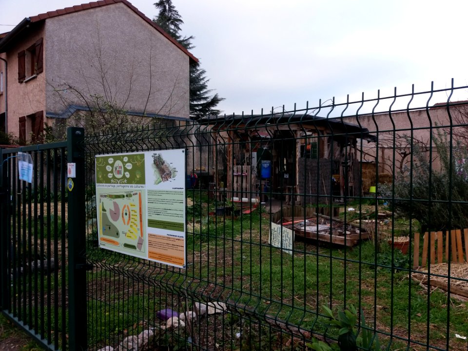 Villeurbanne - Rue Yvonne - Jardin d'Yvonne et sa cabane