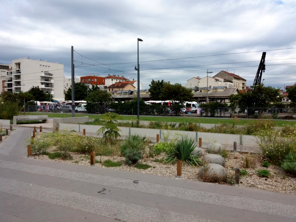 Villeurbanne - Promenade de la Gare, et marché à l'emplacement du parc relais TCL