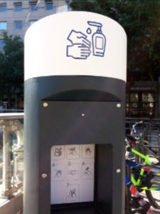 Villeurbanne - Place Charles Hernu - Distributeur de gel hydroalcoolique (2)