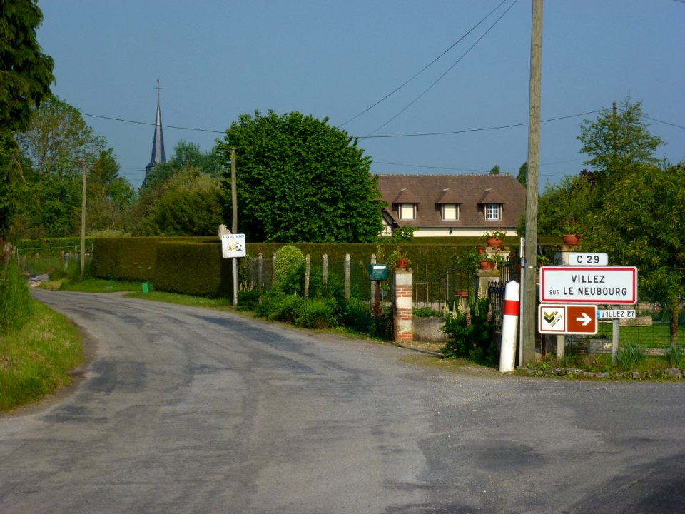 Villez-sur-le-Neubourg (Eure, Fr) city limit sign
