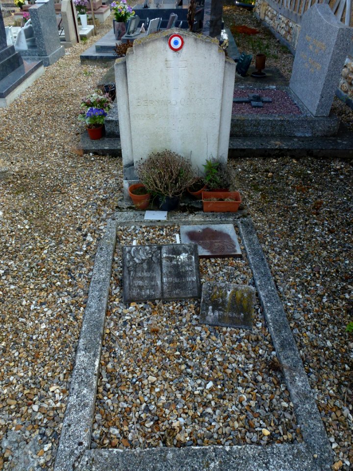 Villez-sur-le-Neubourg (Eure, Fr) CWGC war grave 01