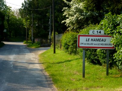 Villez-sur-le-Neubourg (Eure, Fr) city limit sign Le Hameau
