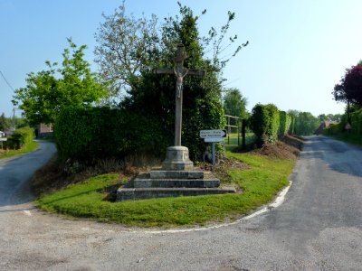 Villez-sur-le-Neubourg (Eure, Fr) croix de chemin Rue de l'École