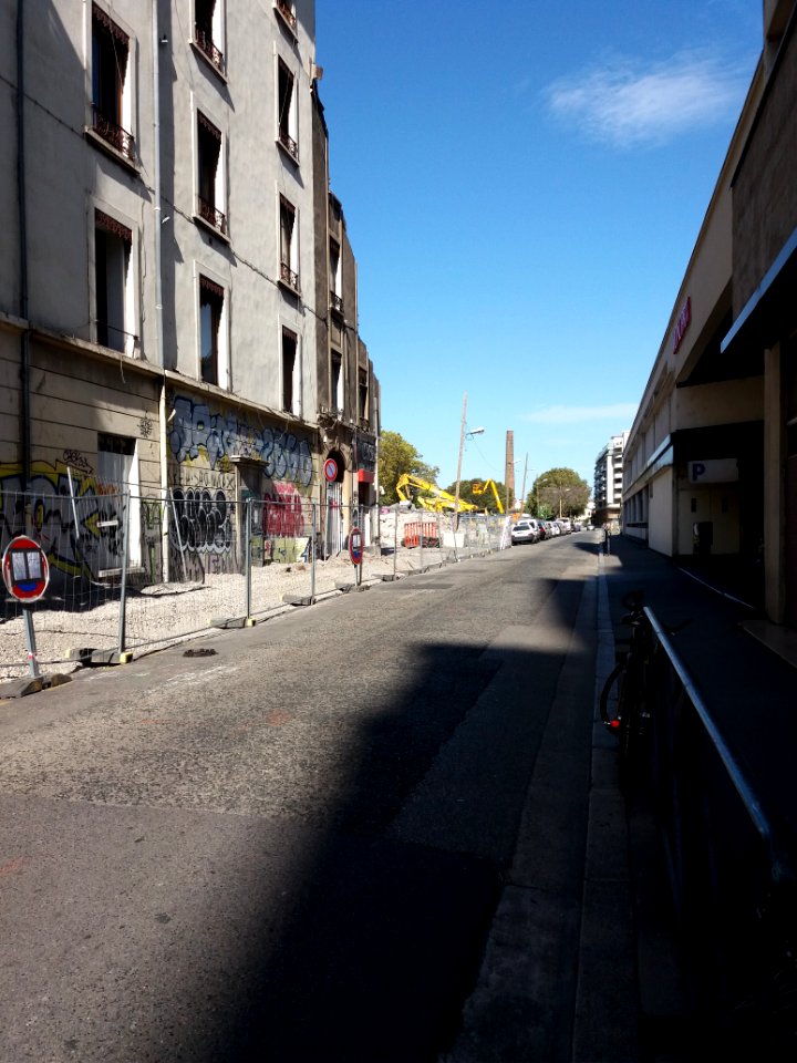 Villeurbanne - Rue Léon Chomel, depuis le cours Émile Zola, immeubles en cours de démolition