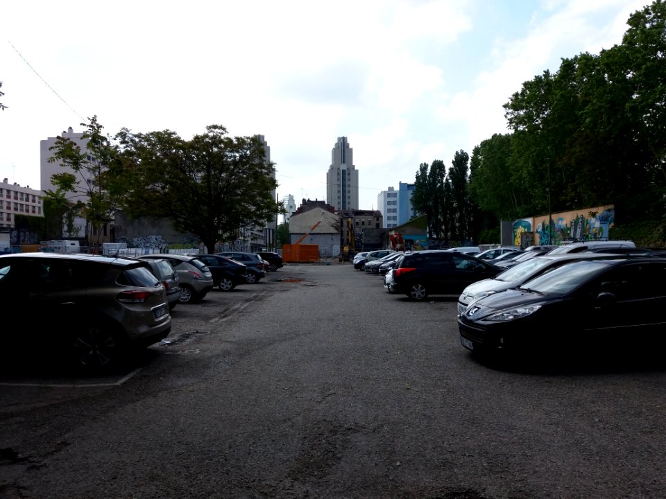 Villeurbanne - Rue Léon Chomel, parking vu depuis la rue Francis de Pressensé