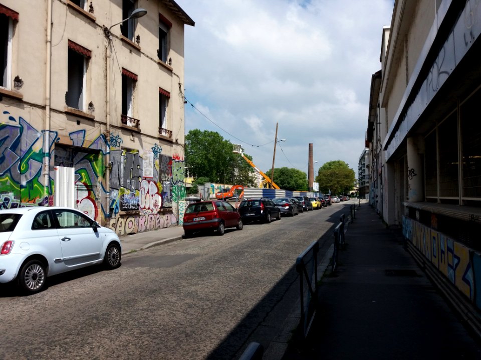 Villeurbanne - Rue Léon Chomel, côté nord, vue sur la cheminée du Parc du Centre