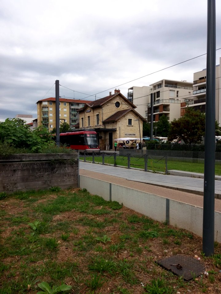 Villeurbanne - Promenade de la Gare, Rhônexpress passant devant la gare