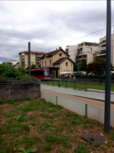Villeurbanne - Promenade de la Gare, Rhônexpress passant devant la gare