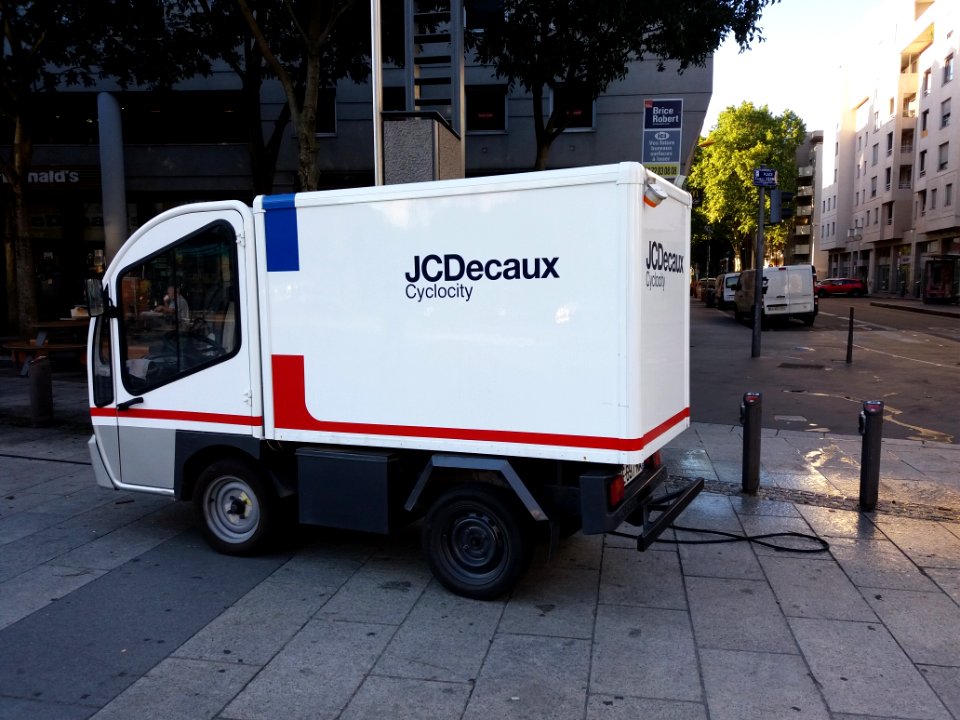 Villeurbanne - Place Charles Hernu - Camion Cyclocity, de nettoyage des stations Vélo'v