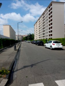 Villeurbanne - Rue Julien Peyhorgue, depuis l'avenue du Commandant L'Herminier