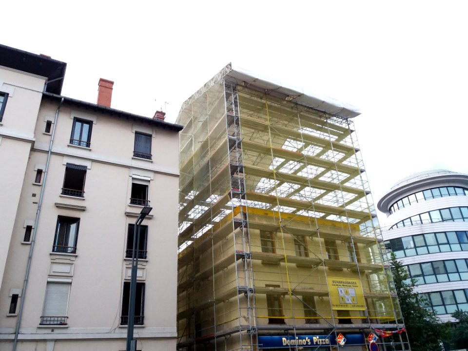 Villeurbanne - Cours Émile Zola - Échafaudage à moitié vide (1)